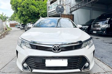 Selling Pearl White Toyota Camry 2019 in Bacoor