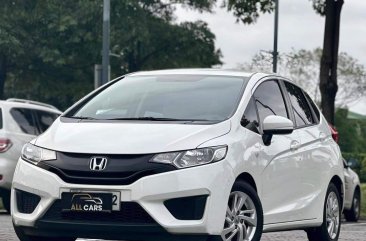 Selling White Honda Jazz 2015 in Makati