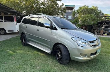 White Toyota Innova 2005 for sale in Automatic