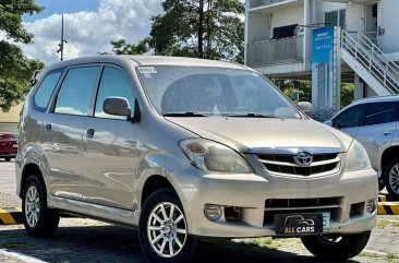 Selling White Toyota Avanza 2009 in Makati