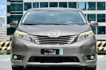 2011 Toyota Sienna in Makati, Metro Manila