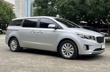 White Kia Grand carnival 2016 for sale in Automatic