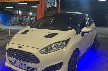 White Ford Fiesta 2015 for sale in Automatic