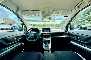 Selling White Toyota Avanza 2022 in Makati