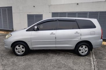 White Toyota Innova 2005 for sale in Automatic