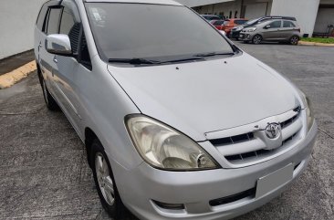 White Toyota Innova 2005 for sale in Automatic