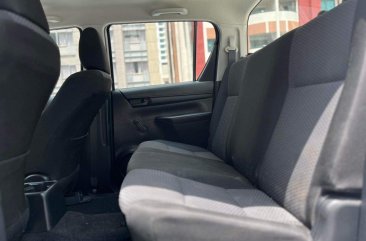 Selling White Toyota Hilux 2019 in Makati