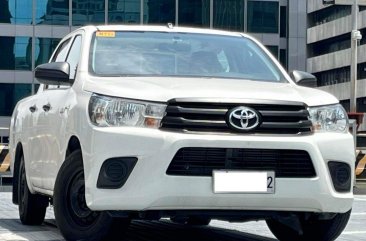 Selling White Toyota Hilux 2019 in Makati