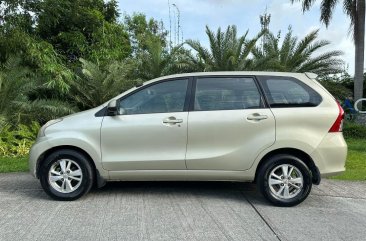 Selling White Toyota Avanza 2013 in Las Piñas