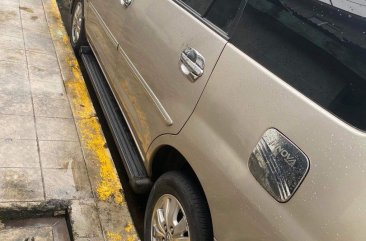 Selling White Toyota Innova 2010 in Mandaluyong