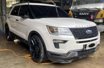 White Ford Explorer 2018 for sale in Automatic