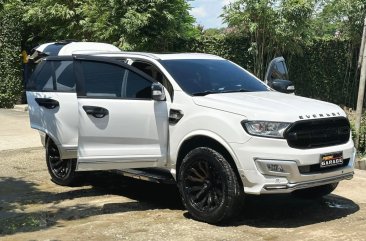 Selling White Ford Everest 2019 in Manila