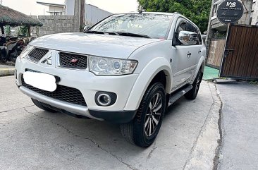 Selling White Mitsubishi Montero 2013 in Bacoor