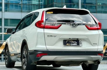 Selling White Honda Cr-V 2018 in Makati