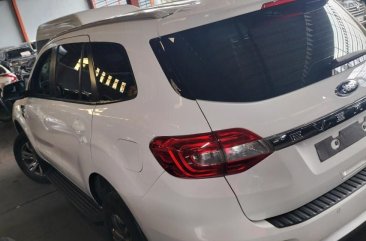 Selling White Ford Everest 2018 in Manila