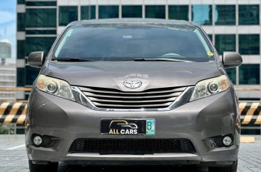 2011 Toyota Sienna in Makati, Metro Manila