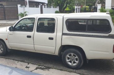 White Toyota Hilux 2003 for sale in Makati