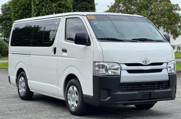 Selling White Toyota Hiace 2019 in Manila