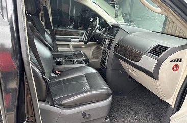 White Chrysler Town And Country 2011 for sale in Automatic