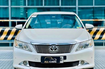 Selling White Toyota Camry 2014 in Makati