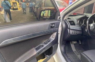 Selling White Mitsubishi Lancer 2010 in Manila