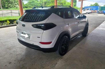 Selling White Hyundai Tucson 2016 SUV / MPV at 72000 in Manila