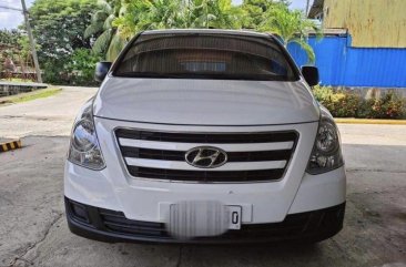 White Hyundai Starex 2017 for sale in Manual