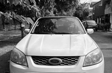 Selling White Ford Escape 2012 in Caloocan