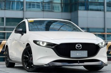 Selling White Mazda 3 2021 in Makati