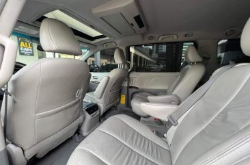 Sell White 2011 Toyota Sienna in Makati