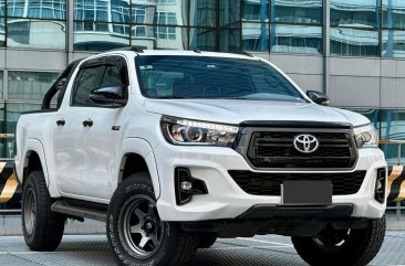 Selling White Toyota Hilux 2019 in Makati