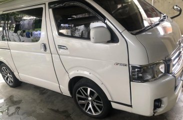 Selling White Toyota Hiace Super Grandia 2010 in Cainta