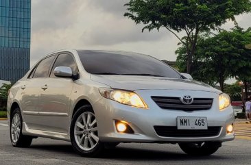 Selling White Toyota Corolla altis 2009 in Pasig