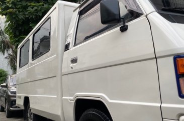 Selling White Mitsubishi L300 2015 in Quezon City