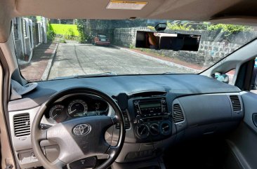 White Toyota Innova 2011 for sale in 