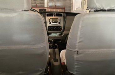 Selling White Suzuki Apv 2010 in Manila