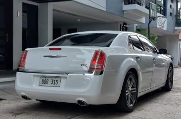 White Chrysler 300c 2013 for sale in 