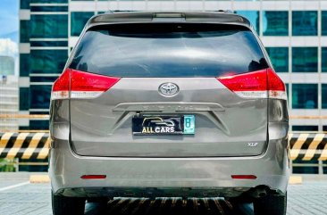 Selling White Toyota Sienna 2011 in Makati