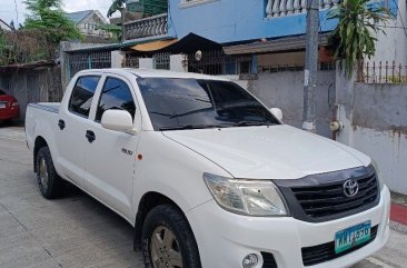 White Toyota Hilux 2013 for sale in Quezon City