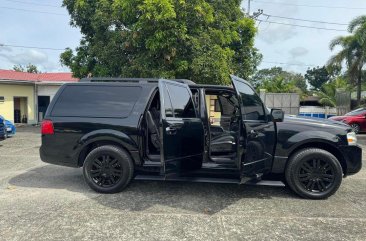 Sell White 2011 Lincoln Navigator in Manila