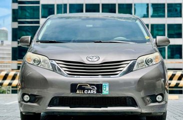 Selling White Toyota Sienna 2011 in Makati