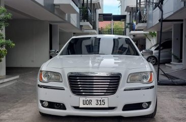 White Chrysler 300c 2013 for sale in 