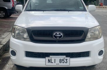 White Toyota Hilux 2009 for sale in Quezon City