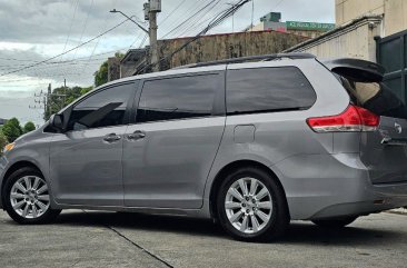 Sell White 2011 Toyota Sienna in Quezon City