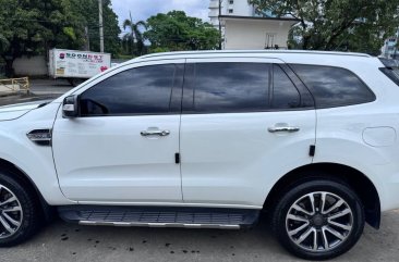 Selling White Ford Everest 2016 in Quezon City