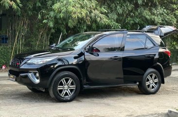 Selling White Toyota Fortuner 2019 in Manila