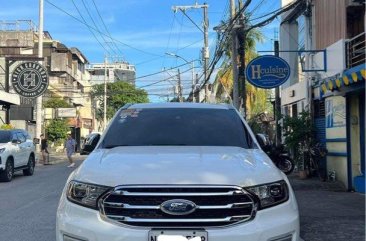 Selling White Ford Everest 2020 in Manila