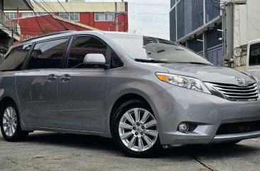 Sell White 2011 Toyota Sienna in Quezon City