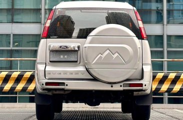 Selling White Ford Everest 2014 in Makati