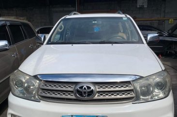 Selling White Toyota Fortuner 2010 in Quezon City